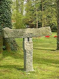 Steinskulptur bestehend aus einem aufrechten Pfahl und einem waagrecht darauf liegendem Stein