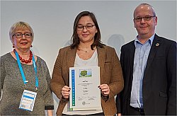 Klimaschutzmanagerin Madeleine Meinhardt nimmt die Urkunde für die Stadt Lahr von B.A.U.M. Vorstandsmitglied Dieter Brübach und Jurymitglied Monika Missalla-Steinmann entgegen © B.A.U.M.