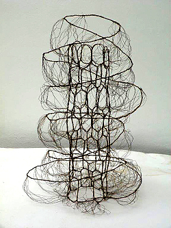 Zu sehen ist das Kunstobjekt aus Draht von Monika Schmid.