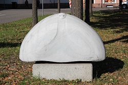 Skulptur aus weißem Marmor. Aufrechte halbe kugelförmige Platte, die auf einem Podest steht.