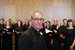 Morten Schuldt-Jensen zusammen mit seinem Chor