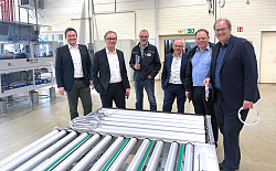 Unternehmensbesuch bei Brüder Neumeister GmbH (von links): Tobias Fischer, geschäftsführender Gründungsmanager der startkLahr Innovationen GmbH, Oberbürgermeister Markus Ibert, Betriebsleiter Dietmar Faisst, Technischer Geschäftsleiter Matthias Hoelle, Robin Derdau, Wirtschaftsförderer der Stadt Lahr, und Geschäftsführer Frank Neumeister. Quelle: Brüder Neumeister GmbH (NELA)