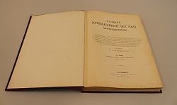 Das Buch ist auf der ersten Seite aufgeschlagen. Darauf steht unter anderem groß der Titel "Naumann. Naturgeschicht der Vögel Mitteleuropas", herausgegeben von Dr. Carl R. Hennicke in Gera. Es handelt sich um den II. Band.