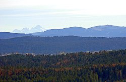 Das Bild zeigt den Naturpark Jura bei Dole. Zu sehen sind bewaldete Berge.