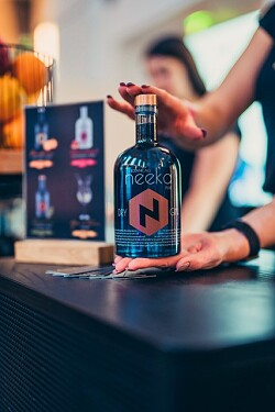 Eine große dunkle nicht durchsichtige Glasflasche mit einem weißen Etikett und 