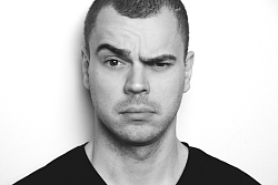 Porträt von Nikita Miller in schwarz-weiß