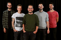 fünf Jungs der Niklas Bohnert Band stehen im V, leger gekleidet vor schwarzem Hintergurnd un lächeln alle