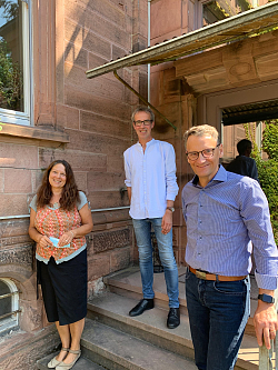 Lahrs Oberbürgermeister Markus Ibert (rechts) steht mit Hermann Gilsbach (Leiter der Drogenhilfe Lahr) und Martina Goedtler (links) auf der Treppe des Eingangs zum alten ehrwürdigen Pfarrhaus der Christuskirche aus Sandstein. 
