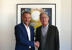 Oberbürgermeister Dr. Wolfgang G. Müller gratuliert Markus Ibert, Geschäftsführer des Industrie- und Gewerbezentrums Raum Lahr GmbH zur Vertragsverlängerung.