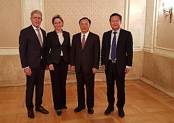 Das Bild zeigt von links OB Dr. Wolfgang G. Müller, Wirtschaftsministerin Dr. Nicole Hoffmeister-Kraut, Gouverneur Zhenglong Wu und Jun Hou (Wirtschaftsvertreter, Nanjing).