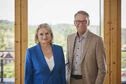 Markus Ibert (rechts), Oberbürgermeister der Stadt Lahr und Brigitta Schrempp, Geschäftsführerin schrempp edv sind die neue Spitze der WRO 