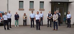 Oberbürgermeister Markus Ibert (vordere Reihe rechts) hat gemeinsam mit Lucia Vogt, Leiterin des Ordnungsamts, und Stefan Langenkamp, Teamleiter des Kommunalen Ordnungsdiensts (Vierte und Dritter von links), das Team der Lahrer Polizei um Revierleiter Ingolf Grunwald (vordere Reihe Mitte) besucht. 