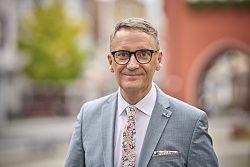 Oberbürgermeister Markus Ibert vor dem Alten Rathaus in Lahr