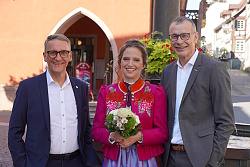 Markus Ibert, Birgit I. und Bernhard Palm am Brunnen vor dem Alten Rathaus in der Lahrer Innenstadt