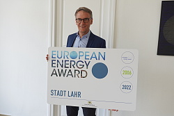 Markus Ibert mit dem EEA-Zertifikat 