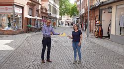 Oberbürgermeister Markus Ibert übergibt den Gewinn in Form von Gutscheinen der Werbegemeinschaft Lahr an Juliane Meinicke. 