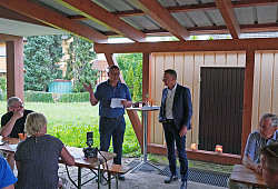 Ortsvorsteher Georg Bader und Oberbürgermeister Markus Ibert sowie einige Besucher