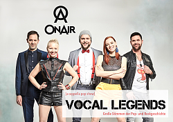Zwei Männer und zwei Frauen in rockigen Outfits mit dem Schriftzug ONAIR - Vocal Legends vor hellem Hintergrund.