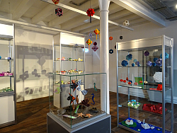 Die Stadt Lahr bietet zur Chrysanthema eine Orginami-Ausstellung. Das Bild zeigt den Blick in die Ausstellung mit den einzelnen Vitrinen, in denen bunte Origami-Werke ausgestellt sind. 