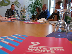 Das Bild zeigt einen Eindruck von der Pressekonferenz zu den Literaturtagen 