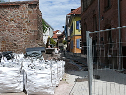 Der Platz vor dem Stadtmuseum Tonofenfabrik wird umgestaltet. 

Rechts das künftige Stadtmuseum, links ein Teil der alten Stadtmauer. Davor stehen Säcke mit Pflastersteinen. 