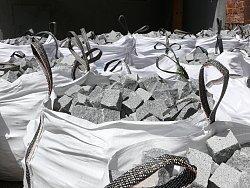 Der Platz vor dem Stadtmuseum Tonofenfabrik wird umgestaltet. Das Bild zeigt viele Säcke mit Pflastersteinen. 