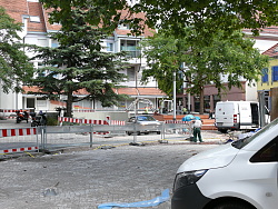 Der Platz vor dem Stadtmuseum Tonofenfabrik wird umgestaltet. 
Das Bild zeigt der Blick zum Drogeriemarkt mit dem neuen Pflaster. 