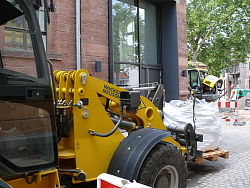 Der Platz vor dem Stadtmuseum Tonofenfabrik wird umgestaltet. 
Ein Baufahrzeug transportiert einen Sack mit Pflastersteinen vor dem Stadtmuseum. 