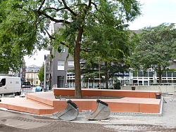 Der Platz vor dem Stadtmuseum Tonofenfabrik wird umgestaltet. Das Bild zeigt den Blick zur Geschäftsstelle der Lahrer Zeitung. Um einen Baum wurden neue Podeste installiert. Davor stehen zwei abgehängte Baggerschaufeln. 