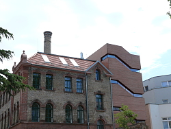 Ein Blick auf das neue Stadtmuseum Tonofenfabrik. links der alte Bau, rechts der moderne Treppenaufgang. Nach oben ragt der charakteristische Kamin. 