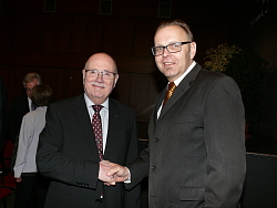 Erster Bürgermeister Guido Schöneboom und Dr. Walter Caroli schütteln sich zur Begrüßung die Hände beim Neujahrsempfang 2018 der Stadt Lahr
