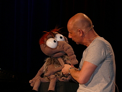 Puppenspieler Benjamin Tomkins bei seinem Auftritt beim Neujahrsempfang der Stadt Lahr 2018 mit einer Puppe, die eine Fliege darstellt.