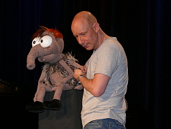 Puppenspieler Benjamin Tomkins mit einer seiner Puppen.