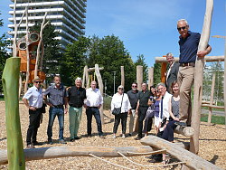 Der Kleinfeldpark der Stadt Lahr ist fertig gestellt. OB, Gemeinderäte, Verantwortliche der Stadt, Vertreter des Seniorenbeirats, der beteiligten Firmen und der Anwohner gruppieren sich auf dem Spielplatz für ein Bild. 