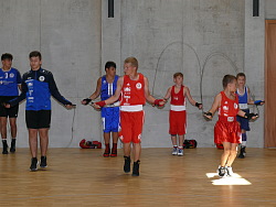 Lahrer Boxernachwuch in roten Trikots wärmt sich mit Seilspringen auf. 