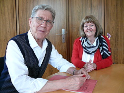 Das Foto zeigt Oberbürgermeister Dr. Müller mit Frau Fichtner im Gespräch.