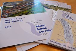 Auf einem Tisch liegen fächerförmig ausgebreitet verschiedene Prospekte zum Thema Güterverkehrsterminal.