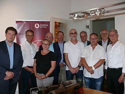 Gruppenbild der Beteiligten bei der Pressekonferenz zum Ausbau des Glasfasernetzes in Lahr.