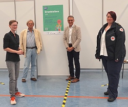Dr. Diana Kohlmann, Projektleiterin der Impfzentren im Ortenaukreis, Dr. Joachim Götz, Medizinische Leitung des Kreisimpfzentrums Lahr, Oberbürgermeister Markus Ibert und Tanja Schröder vom Deutschen Roten Kreuz (von links).