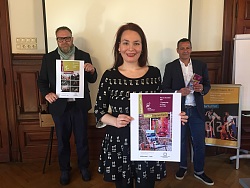 Gruppenbild mit EBM Guido Schöneboom, Kulturamtsleiterin Cornelia Lanz und der Vors. d. Fördervereins Tonofenfabrik Stadtmuseum Lahr Jürgen Frank, alle halten das Plakat des Stammtischs in den Händen und stehen mit Corona-Abstand. 