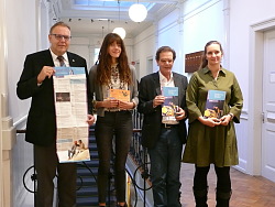 Zu sehen sind die Teilnehmer der PK für das neue Spielzeitmagazin 2019/2020 des Kulturamtes und Erster Bürgermeister Guido Schöneboom.