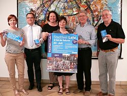 Auf dem Foto sind zu sehen v.l.n.r.: Martina Mundinger, Abteilung Ratsangelegenheiten, Öffentlichkeitsarbeit und Stadtmarketing, Thomas Vehrenkamp, stellvertretender Betriebsleiter der SWEG, Friederike Ohnemus, Leiterin der Abteilung Ratsangelegenheiten, Öffentlichkeitsarbeit und Stadtmarketing, Cornelia Gampper, Leiterin der Abteilung Kinder, Jugend, Familie und Senioren, Oberbürgermeister Dr. Wolfgang G. Müller und Günter Endres vom Interkulturellen Beirat. 