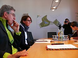 Bei der Pressekonferenz im Lahrer Rathaus zur Teilnahme am Runden Tisch der Integration in Tokyo sitzen OB Dr. Müller und Heike Augsten, Sachgebietsleiterin Kindertagesstätten bei der Stadt Lahr zusammen mit mehrern Medienvertretern zusammen. 