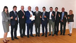 &#34;Wir für Lahr&#34;: Die Sponsoren stehen in einer Reihe nebeneinander und halten die Daumen nach oben lächelnd in die Kamera.