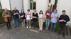 Von links: Jürgen Schmidt und Jörg Uffelmann, Bürgerstiftung Lahr – Reichswaisenhaus 1885, Juliana Eiland-Jung und Charlotte Schubnell, Förderkreis der Mediathek Lahr, Birgit König, Mediathek Lahr, sowie die Mitveranstalter Sabine Grothe, Kita Schießrain, Martin Schwab, Buchhandlung Martin Schwab, Christian Kramberg, Badische Zeitung, und Taner Demiralay, Schlachthof Lahr.