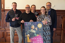 Gruppenbild mit Plakat