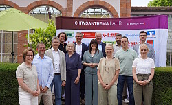 Gruppenbild vor einer Wand mit Sponsorenlogos im Stadtpark Lahr