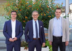 Daniel Halter, Markus Ibert und Erik Weide vor einem blühenden Baum auf dem Lahrer Rathausplatz