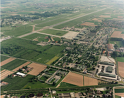 Luftaufnahme von der Start-und Landebahn und umgebenden Gebäuden