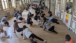 Schülerinnen und Schüler beim Tanz-Training